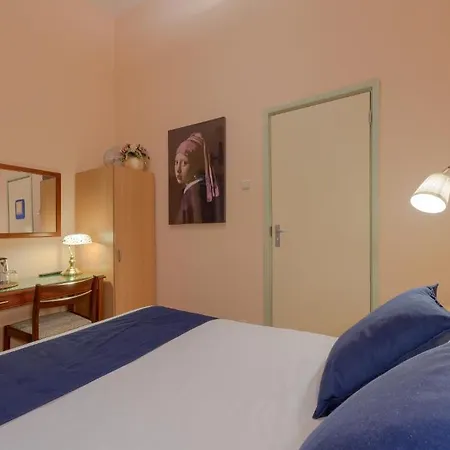 Hotel Des Arts 3*